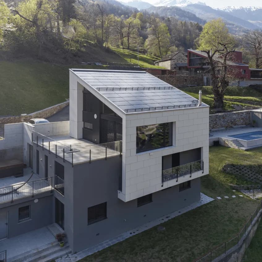 Wertbeständige Gebäudehüllen mit Solarmodulen in Niedersachsen